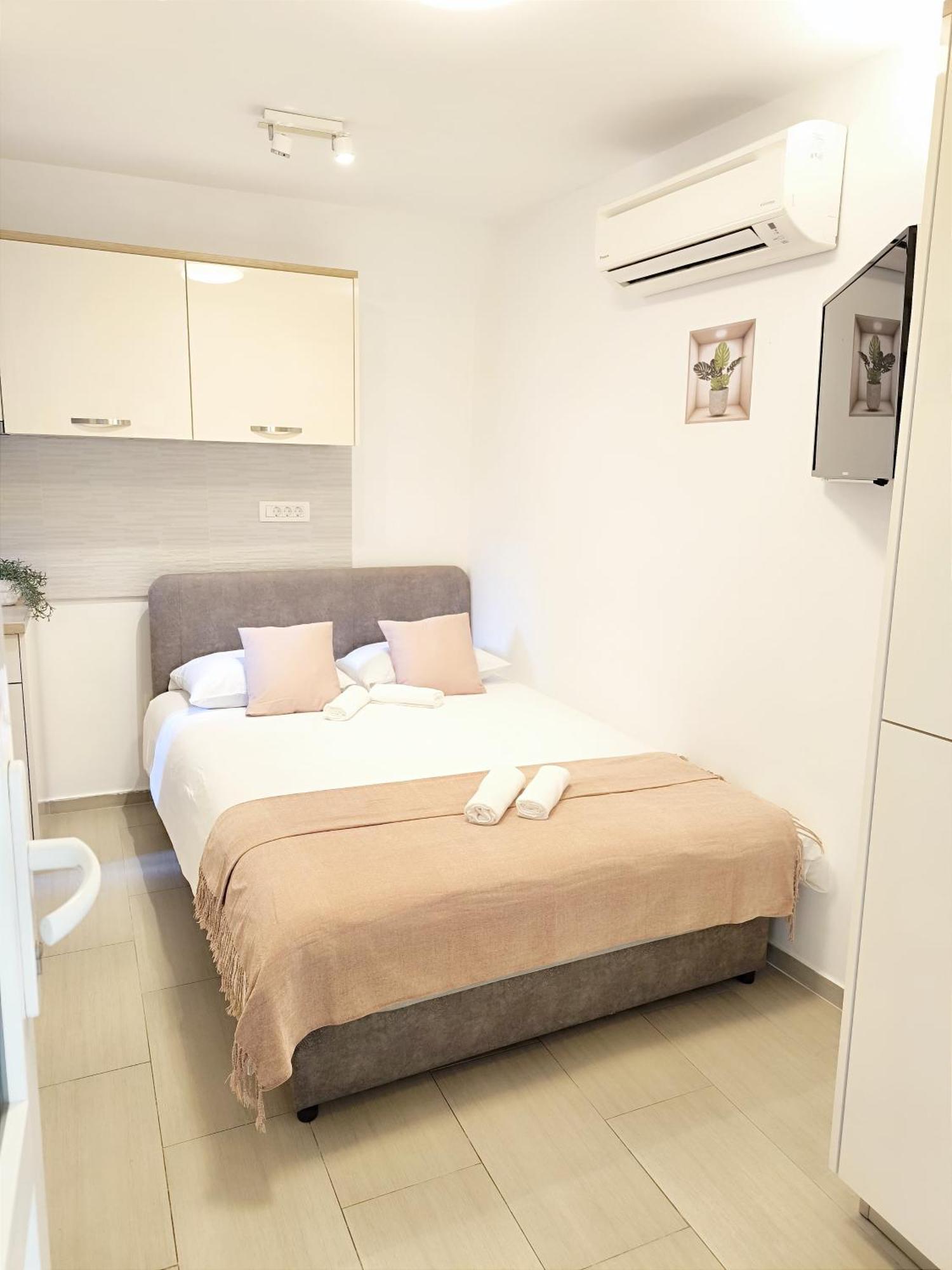 Central Apartment & Room Niko Split Exterior photo