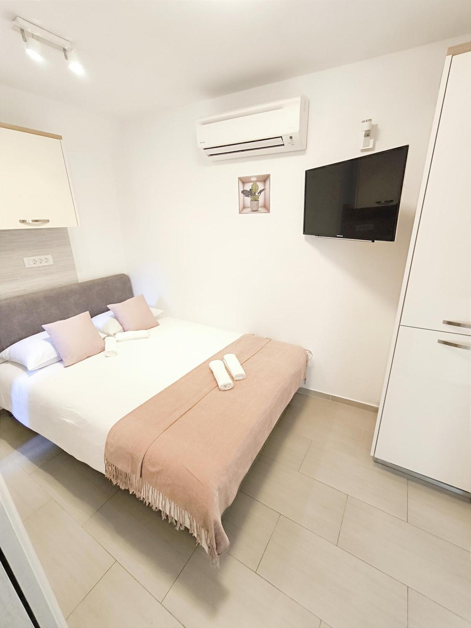 Central Apartment & Room Niko Split Exterior photo